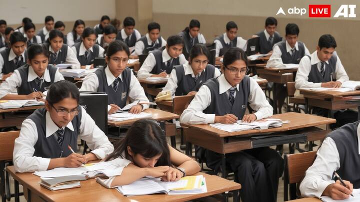 ऑनलाइन के अलावा रिजल्ट ऑफलाइन भी देखा जा सकता है. इसके लिए फोन के मैसेज सेक्शन में जाएं और टाइप करें CG10 रोल नंबर और भेज दें 56263 पर. बारहवीं के लिए टाइप करें CG12 और इसी नंबर पर भेज दें. रिजल्ट आपके फोन में मिल जाएगा.