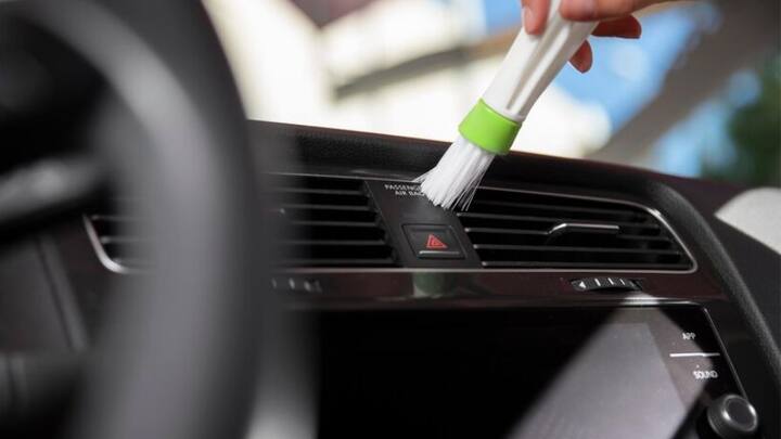 গরমে গাড়ি চালান খুবই কষ্টকর ব্যাপার। গাড়িতে এসি না চালিয়ে থাকা যায় না। গরমে গাড়ির সিটে বসে থাকাই খুব কষ্টের।   ছবি- ফ্রিপিক