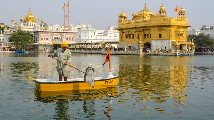 শুক্রবার ভোট হওয়ার কারণে লম্বা উইকএন্ডের ছুটি পাচ্ছেন অনেকে। তাঁদের ভোট দানে উৎসাহ দিতে অভিনব অফার দিচ্ছে নানা ভ্রমণ সংস্থা। বিভিন্ন প্যাকেজে ১০ থেকে ১৫ শতাংশ পর্যন্ত ছাড় দিচ্ছে কেউ কেউ। এর ফলে অমৃতসরের স্বর্ণমন্দির থেকে কাশ্মীর, সব জায়গাতেই যেতে চাইছেন মানুষ। নতুন ভোটারদের জন্যও পুরো টুরে ১০ শতাংশ ছাড় ও পারিবারিক টুরের ক্ষেত্রে একজন যুবকে সম্পূর্ণ বিনামূল্যে থাকার অফারও দিয়েছে একটি সংস্থা।  (ছবি সৌজন্য-পিটিআই