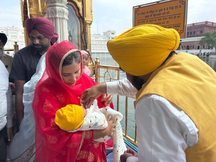 Shri Darbar Sahib along with CM Manns family pay obeisance Amritsar News: CM ਮਾਨ ਪਰਿਵਾਰ ਸਮੇਤ ਸ੍ਰੀ ਦਰਬਾਰ ਸਾਹਿਬ ਨਤਮਸਤਕ, ਧੀ ਨਿਆਮਤ ਨੂੰ ਪਿਆਇਆ ਅੰਮ੍ਰਿਤ ਦਾ ਚੂਲਾ