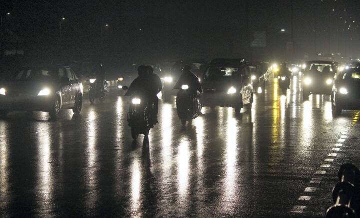 इसी तरह हरियाणा में भी शुक्रवार को अधिकतम तापमान 39 डिग्री सेल्सियस और न्यूनतम तापमान 26 डिग्री सेल्सियस रहने की उम्मीद है. हरियाणा में पश्चिमी विक्षोभ के एक्टिव होने से न्यूनतम तापमान में गिरावट दर्ज की जा सकती है. जिससे लोगों को गर्मी से कुछ हद तक निजात मिलने की संभावना है.