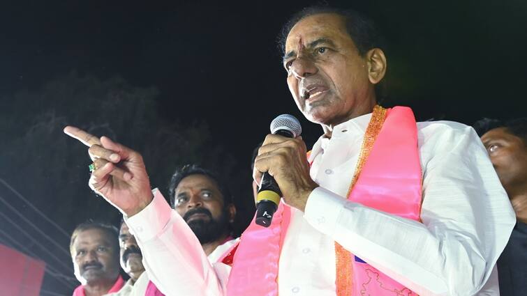 KCR Bus Yatra in Mahabub Nagar conducts road show for election campaign KCR: ఛోటా భాయ్‌కి ఓటేసినా, బడే భాయ్‌కి ఓటేసినా ఒకటే - కేసీఆర్