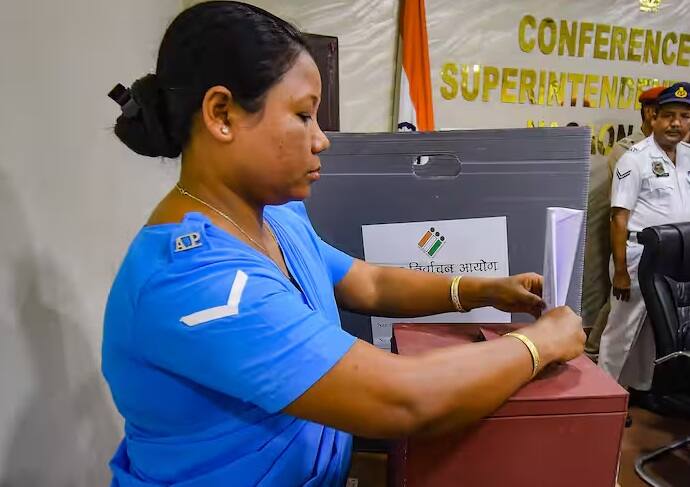 મતદાન કરવા માટે તમારું નામ મતદાર યાદીમાં હોવું જરૂરી છે. જો તમારું નામ મતદાર યાદીમાં ન હોય તો તમે મતદાન કરી શકતા નથી.