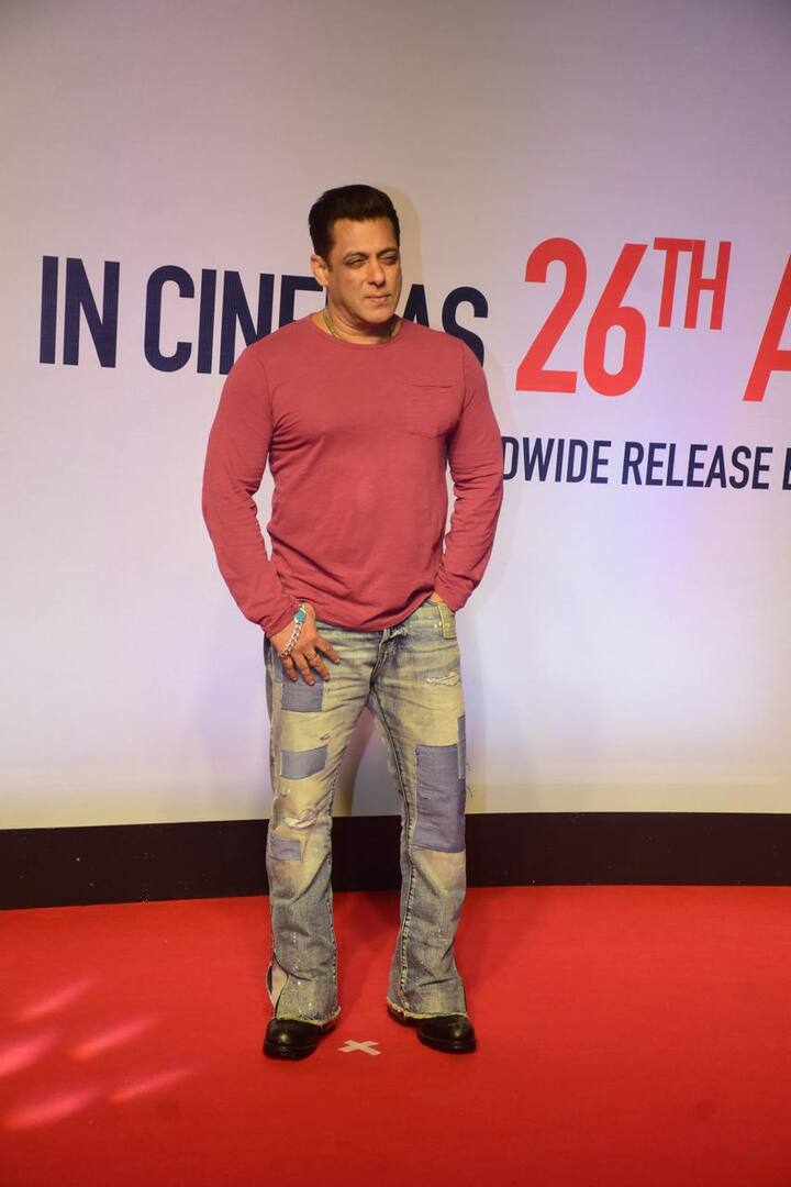 हालांकि फायरिंग की घटना के बाद भी सलमान खान ने अपना काम नहीं रोका है. वे इससे पहले वर्क कमिटमेंट के चलते दुबई पहुंचे थे. इसके बाद उन्होंने संजय लीला भंसाली की सीरीज हीरामंडी की स्क्रीनिंग में भी शिरकत की थी.