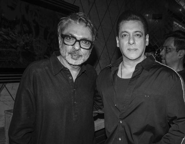 बता दे कि बाद में संजय लीला भंसाली ने फि विधु विनोद चोपड़ा के अंडर एक असिस्टेंट डायरेक्टर के रूप में अपना करियर शुरू किया और बाद में खामोशी: द म्यूजिकल के साथ निर्देशक के रूप में बॉलीवुड में अपनी शुरुआत की थी. इस फिल्म में सलमान खान ने अभिनय किया था और ये ब्लॉकबस्टर रही थी. इस फिल्म से संजय को इंडस्ट्री में पहचान मिली थी. इसके बाद उन्होंने ऐश्वर्या राय बच्चन और सलमान खान के साथ हम दिल दे चुके सनम बनाई और यह न केवल हिट रही बल्कि इस फिल्म ने राष्ट्रीय पुरस्कार भी जीता.