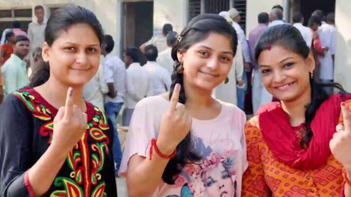 अक्सर युवाओं में नई चीज को लेकर उत्साह देखा जाता है. और आप पोलिंग बूथ पर जाकर वोटिंग के दौरान कोई वीडियो या सेल्फी लेने लग गए तो फिर आपको मुश्किल हो सकती है. क्योंकि यह काम अवैध है.