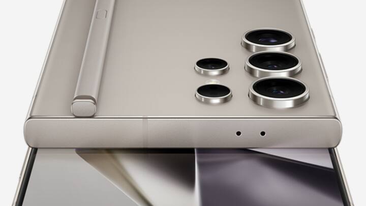 टिप्स्टर आइस यूनिवर्स ने सोशल मीडिया प्लेटफॉर्म एक्स पर पोस्ट करते हुए बताया कि सैमसंग एक वीडियो एआई फीचर पर काम कर रहा है. सैमसंग ने गैलेक्सी S24 सीरीज के साथ जेनरेटिव एआई फोटो एडिटिंग फीचर जोड़ा है.