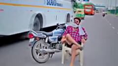 दिल्ली: फेमस होने के लिए युवक ने पुल पर बैठ शान से बनाई रील, वायरल होते ही पुलिस ने लिया एक्शन 