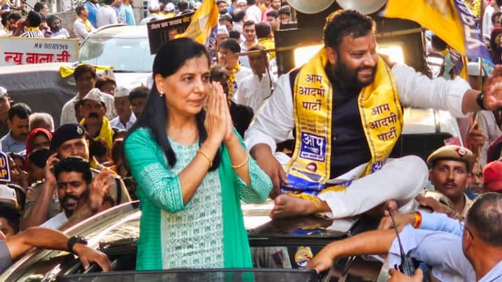 Sunita Kejriwal AAP Lok Sabha elections 2024 campaign Arvind Kejriwal wife jail ka jawab vote se roadshow east delhi Sunita Kejriwal Kickstarts AAP's LS Poll Campaign With Roadshow In East Delhi, Claims Delhi CM 'Jailed Because....'