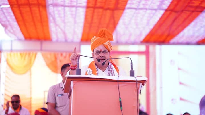 मुख्यमंत्री भजनलाल शर्मा ने शुक्रवार को प्रदेश में लोकसभा चुनाव के दूसरे चरण के तहत 13 सीटों पर शांतिपूर्ण मतदान सम्पन्न होने पर आमजन का आभार व्यक्त किया. उन्होंने कहा कि आज का मतदान यशस्वी प्रधानमंत्री नरेन्द्र मोदी के अद्भुत और मजबूत नेतृत्व में युवाओं, महिलाओं एवं बुजुर्गों के दृढ़ विश्वास को दिखा रहा है. प्रदेश में भारतीय जनता पार्टी सभी 25 लोकसभा सीटें पर जीत की हैट्रिक का इतिहास बनाएगी.