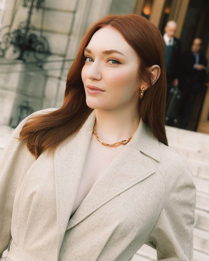 Talking about Eleanor Tomlinson, she is active on social media.  She often shares pictures and videos for fans.  About 2 lakh 70 thousand people follow him on Instagram.
