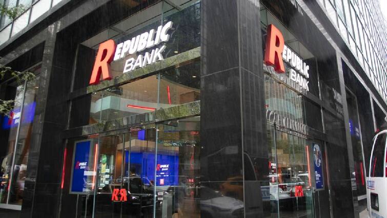 Authorities in US seizes Republic First Bank and sell it to Fulton Bank know reasons Bank Crisis: अब ये बैंक हुआ संकट का शिकार, सीज कर बेचने पर मजबूर हुई US सरकार