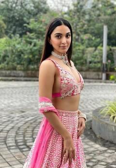 प्री-स्कूल टीचर थी ये एक्ट्रेस, बच्चों के डायपर करती थी चेंज, फिर पलटी किस्मत, एक्ट्रेस बन दे डाली 100 करोड़ी 6 फिल्में