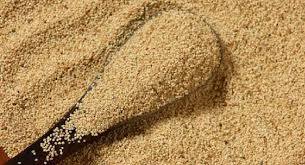 ਇਸ ਤਰ੍ਹਾਂ ਕਰੋ ਖਸਖਸ ਦਾ ਸੇਵਨ :  ਸਿਹਤ ਦੇ ਨਾਲ-ਨਾਲ ਖਸਖਸ ਚਮੜੀ ਲਈ ਵੀ ਵਰਦਾਨ ਨਹੀਂ ਹੈ। ਜੇਕਰ ਤੁਸੀਂ ਰੋਜ਼ ਸਵੇਰੇ ਖਸਖਸ ਵਾਲਾ ਦੁੱਧ ਪੀਂਦੇ ਹੋ, ਤਾਂ ਇਹ ਤੁਹਾਡੀਆਂ ਹੱਡੀਆਂ ਨੂੰ ਮਜ਼ਬੂਤ ​​ਕਰੇਗਾ ਅਤੇ ਚਿਹਰੇ ਨੂੰ ਚਮਕਦਾਰ ਅਤੇ ਨਰਮ ਬਣਾਉਣ ਵਿੱਚ ਵੀ ਮਦਦ ਕਰੇਗਾ। ਤੁਸੀਂ ਕਈ ਤਰੀਕਿਆਂ ਨਾਲ ਖਸਖਸ ਦਾ ਸੇਵਨ ਕਰ ਸਕਦੇ ਹੋ। ਸਭ ਤੋਂ ਪਹਿਲਾਂ ਤੁਸੀਂ ਦੁੱਧ ਜਾਂ ਪਾਣੀ 'ਚ ਭਿਓ ਕਿ ਲੱਸੀ ਜਾਂ ਸ਼ਰਬਤ ਬਣਾ ਸਕਦੇ ਹੋ।