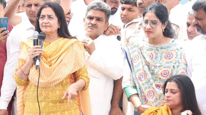 Kiran Choudhry News: श्रुति चौधरी के लिए उनकी मां किरण चौधरी हरियाणा की हिसार सीट से टिकट मांग रही थीं, लेकिन कांग्रेस ने टिकट नहीं दिया. इसके बाद किरण चौधरी ने पहली प्रतिक्रिया दी है.