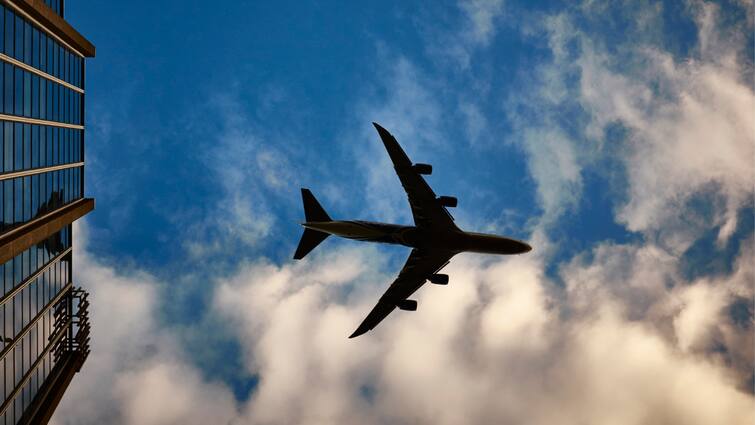 Everything on the ground casts a shadow so why not an airplane जमीन पर मौजूद हर चीज की परछाई बनती है, फिर हवाई जहाज कि क्यों नहीं बनती?