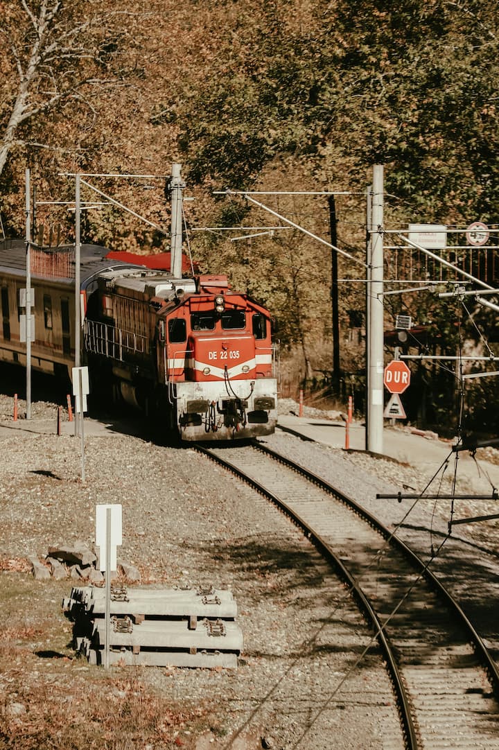 Lakhs of employees work here and crores of people travel to different parts of the country every day.  The history of Indian Railways is many years old, but even today many of us do not know about it properly.  (Photo Credit: Pexels)