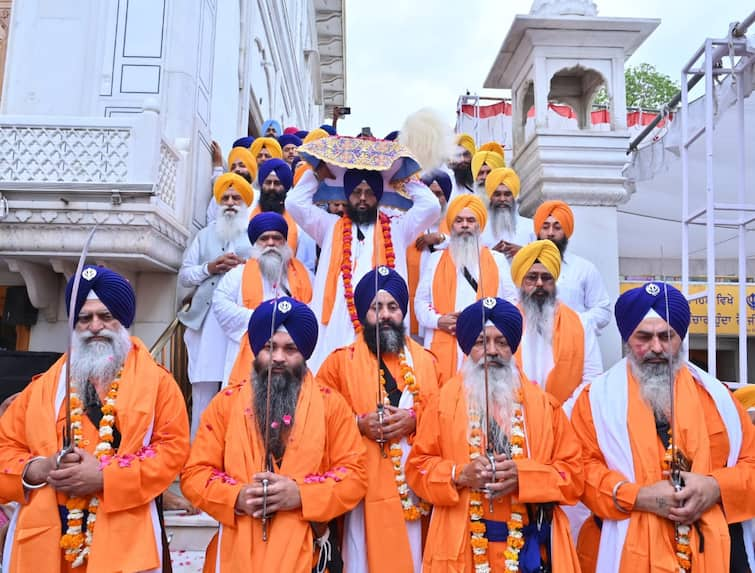 Nagar Kirtan from Sri Akal Takht Sahib on the occasion of Prakash Purab of Sri Guru Teg Bahadur Sahib Amritsar News: ਸ੍ਰੀ ਗੁਰੂ ਤੇਗ ਬਹਾਦਰ ਸਾਹਿਬ ਦੇ ਪ੍ਰਕਾਸ਼ ਪੁਰਬ ਮੌਕੇ ਸ੍ਰੀ ਅਕਾਲ ਤਖ਼ਤ ਸਾਹਿਬ ਤੋਂ ਸਜਾਇਆ ਨਗਰ ਕੀਰਤਨ