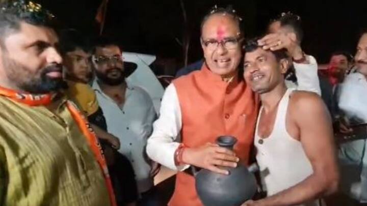 Shivraj Singh Chauhan BJP Candidate From Vidisha Met Poor Potters Madhya Pradesh Lok Sabha Elections Watch: शिवराज सिंह चौहान ने प्रचार अभियान के दौरान गरीब कुम्हारों से की मुलाकात, पूर्व सीएम ने खरीदा मिट्टी का जग