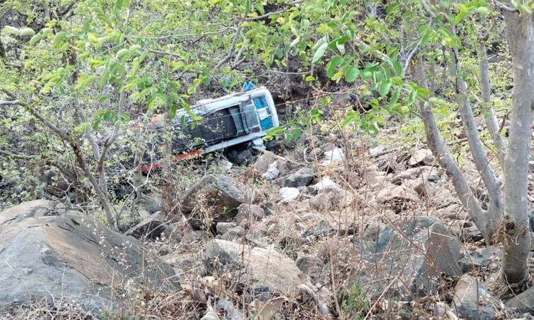 Bus Accident Indore to akola Private Bus bus collaps into 40 foot deep ravine near Buldhana Accidnet News Bus Accident : इंदोरहून अकोल्याकडे जाणारी खासगी प्रवाशी बस दरीत कोसळली; 28 जण जखमी