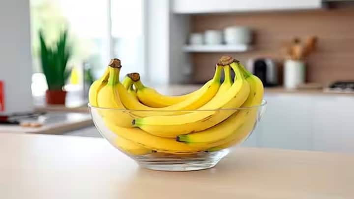 Banana Disadvantages Know when eating banana is dangerous why becomes poison for the body Banana Disadvantages: ਜਾਣੋ ਕੇਲਾ ਖਾਣਾ ਕਦੋਂ ਹੁੰਦਾ ਹੈ ਖ਼ਤਰਨਾਕ, ਕਿਉਂ ਬਣ ਜਾਂਦਾ ਹੈ ਸਰੀਰ ਲਈ 'ਜ਼ਹਿਰ'
