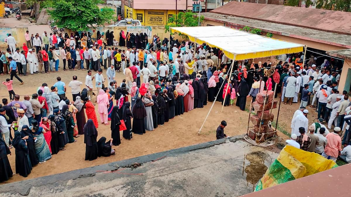 Lok Sabha Election 2024: चुनाव आयोग ने की गलती तो मैक्सी पहनकर वोट डालने पहुंच गया शख्स, जानें क्या है मामला