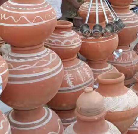 ਗਰਮੀਆਂ ਦੇ ਮੌਸਮ ਵਿੱਚ ਘੜੇ ਦਾ ਪਾਣੀ ਪੀਣਾ ਵੀ ਬਹੁਤ ਫਾਇਦੇਮੰਦ ਹੁੰਦਾ ਹੈ। ਇਸ ਤੋਂ ਇਲਾਵਾ ਅੱਜ ਵੀ ਲੋਕ ਮਿੱਟੀ ਦੇ ਬਰਤਨ ਵਿੱਚ ਖਾਣਾ ਤਿਆਰ ਕਰਦੇ ਹਨ। ਹਾਲਾਂਕਿ, ਨਿਯਮਿਤ ਤੌਰ 'ਤੇ ਉਨ੍ਹਾਂ ਦੀ ਸਫਾਈ ਦਾ ਧਿਆਨ ਰੱਖਣਾ ਜ਼ਰੂਰੀ ਹੈ। ਕਈ ਵਾਰ ਘੜੇ ਵਿੱਚ ਪਾਣੀ ਲਗਾਤਾਰ ਭਰਨ ਕਾਰਨ ਇਸ ਦੇ ਅੰਦਰ ਗੰਦਗੀ ਜਾਂ ਕਾਈ ਜਮ੍ਹਾਂ ਹੋ ਜਾਂਦੀ ਹੈ। ਇਹ ਨੁਕਸਾਨਦੇਹ ਹੋ ਸਕਦੇ ਹਨ।