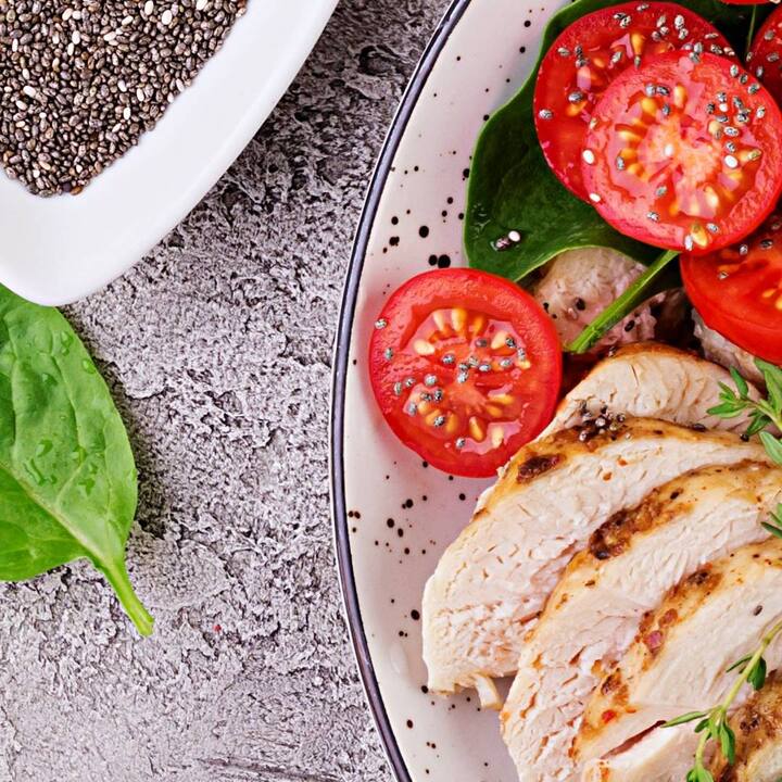 ਖੁਰਾਕ ਦੇ ਦੌਰਾਨ, ਇਹ ਜ਼ਰੂਰੀ ਹੈ ਕਿ ਤੁਸੀਂ ਆਪਣੀ ਕੈਲੋਰੀ ਦੀ ਮਾਤਰਾ 'ਤੇ ਵਿਸ਼ੇਸ਼ ਧਿਆਨ ਦਿਓ, ਨਹੀਂ ਤਾਂ ਨਾ ਸਿਰਫ ਤੁਹਾਡੀ ਸਿਹਤ ਵਿਗੜ ਜਾਵੇਗੀ ਬਲਕਿ ਤੁਹਾਨੂੰ ਆਪਣੇ ਭਾਰ ਨੂੰ ਕੰਟਰੋਲ ਕਰਨ ਵਿੱਚ ਵੀ ਮੁਸ਼ਕਲਾਂ ਦਾ ਸਾਹਮਣਾ ਕਰਨਾ ਪੈ ਸਕਦਾ ਹੈ। ਜੇਕਰ ਤੁਸੀਂ ਆਪਣਾ ਡਾਈਟ ਪਲਾਨ ਖੁਦ ਬਣਾ ਰਹੇ ਹੋ ਤਾਂ ਤੁਹਾਨੂੰ ਕੁਝ ਗੱਲਾਂ ਦਾ ਖਾਸ ਧਿਆਨ ਰੱਖਣਾ ਚਾਹੀਦਾ ਹੈ। ਅੱਜ ਇਸ ਲੇਖ ਵਿਚ ਅਸੀਂ ਤੁਹਾਨੂੰ ਦੱਸਾਂਗੇ ਕਿ ਡਾਈਟ ਪਲਾਨ ਬਣਾਉਂਦੇ ਸਮੇਂ ਕਿਹੜੀਆਂ ਗ਼ਲਤੀਆਂ ਤੋਂ ਬਚਣਾ ਚਾਹੀਦਾ ਹੈ।