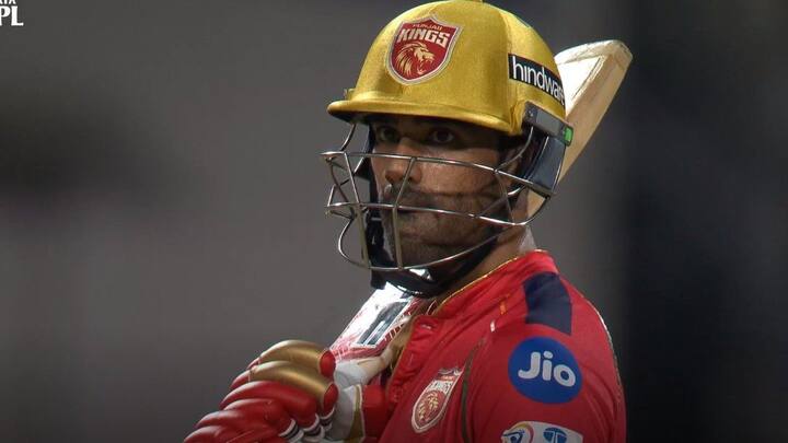 9 सामन्यात 263 धावा-शशांकने आतापर्यंत 9 सामने खेळले आहेत. यामध्ये त्याने 65.7 च्या सरासरीने आणि 182.6 च्या स्टाइक रेटने 263 धावा केल्या. शशांकने दोन अर्धशतक झळकावले आहेत. शशांकने आतापर्यंत 19 षटकार आणि 18 षटकार टोलावले आहेत. महत्वाचं म्हणजे शशांकने छोट्या-छोट्या पण स्फोटक खेळी करुन सर्वांना प्रभावित केले आहे.(Image Credit- IPL)