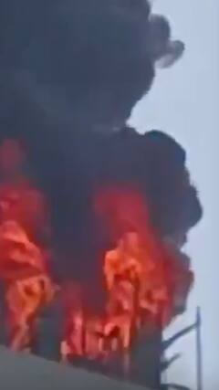 Breaking: सेक्टर 62 में निर्माणाधीन इमारत की ऊपरी मंजिल पर भयंकर आग | ABP Shorts