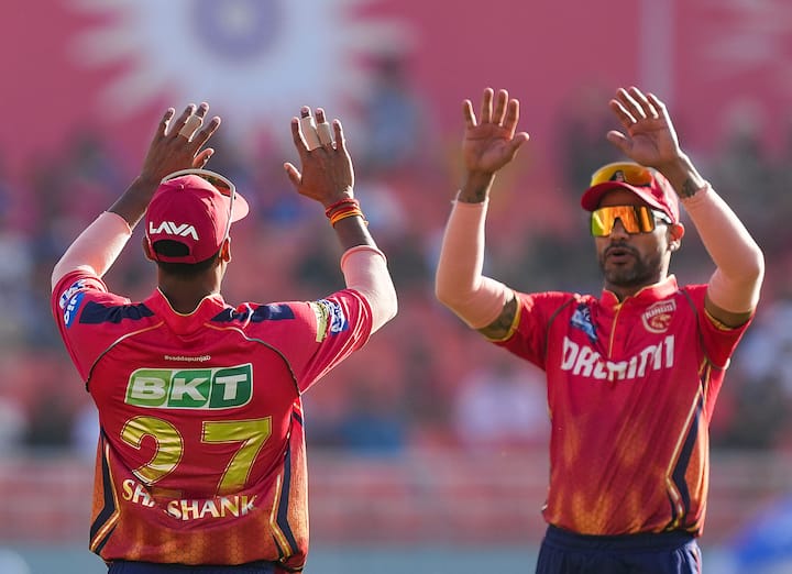 Shashank is continuously showing amazing performance with the bat in the current season of IPL.  Chasing the target of 262 runs against Kolkata Knight Riders in the 42nd match of the tournament, Shashank played an inning of 68* runs in 28 balls, in which he hit 2 fours and 8 sixes.
