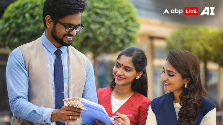 National Saving Certificate: पोस्ट ऑफिस की नेशनल सेविंग सर्टिफिकेट स्कीम में निवेश करके आपको आमतौर पर मिलने वाली बैंक एफडी से ज्यादा ब्याज का लाभ मिल सकता है.