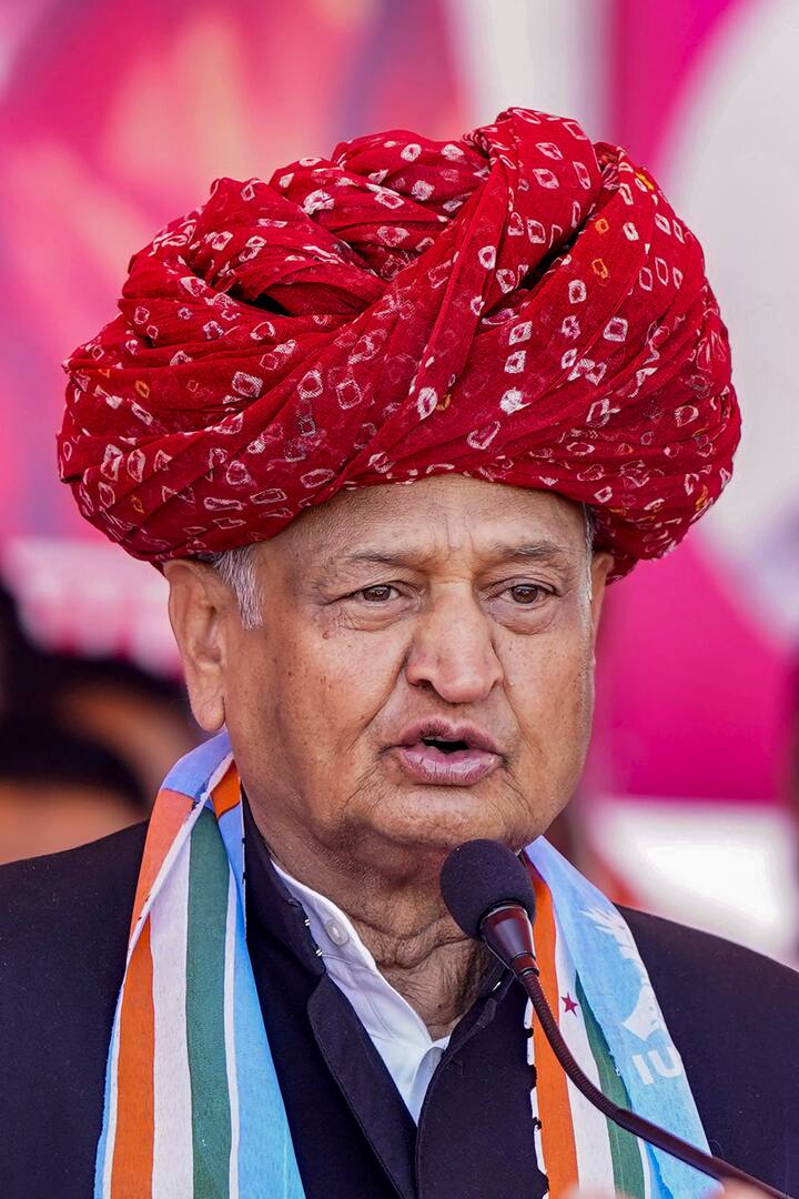 राजस्थान में दूसरे चरण का मतदान खत्म होने के बाद पूर्व सीएम अशोक गहलोत ने सोशल मीडिया हैंडल एक्स पर लिखा कि 'लोकसभा चुनाव 2024 के चुनावी अभियान में समर्पित भाव से लगे समस्त कांग्रेस परिवार को धन्यवाद.साथ ही राजस्थान की सम्मानित जनता से मिले भरपूर सहयोग व आशीर्वाद का अभिनन्दन करता हूं. मुझे पूर्ण विश्वास है कि हम सब मिलकर न्याय की संकल्पना को साकार करते हुए सशक्त राजस्थान व हिंदुस्तान निर्माण करेंगे.'