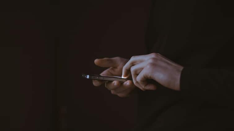Smartphone Lifespan: कितनी होती है मोबाइल की लाइफ, कब बदल लेना चाहिए आपको अपना फोन? Average mobile phones lifespan find your smartphone expiration date tech tips Smartphone Lifespan: कितनी होती है मोबाइल की लाइफ, कब बदल लेना चाहिए आपको अपना फोन?