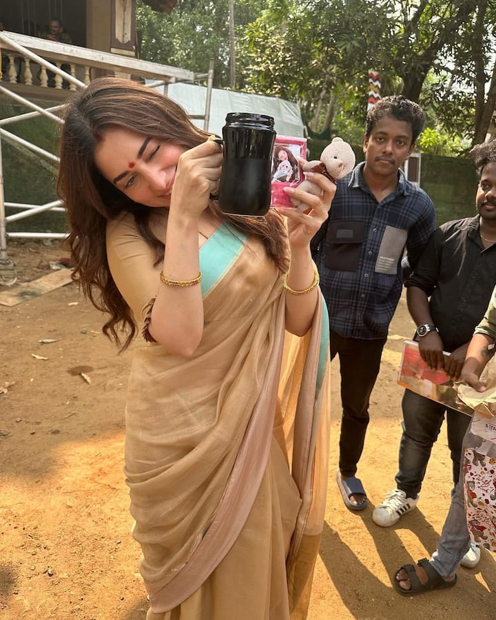 தமன்னாவின் ரசிகர்கள் சிலர், படப்பிடிப்பு தளத்திற்கு வந்து க்யூட்டான பரிசுகளையும் கொடுத்துள்ளனர்.
