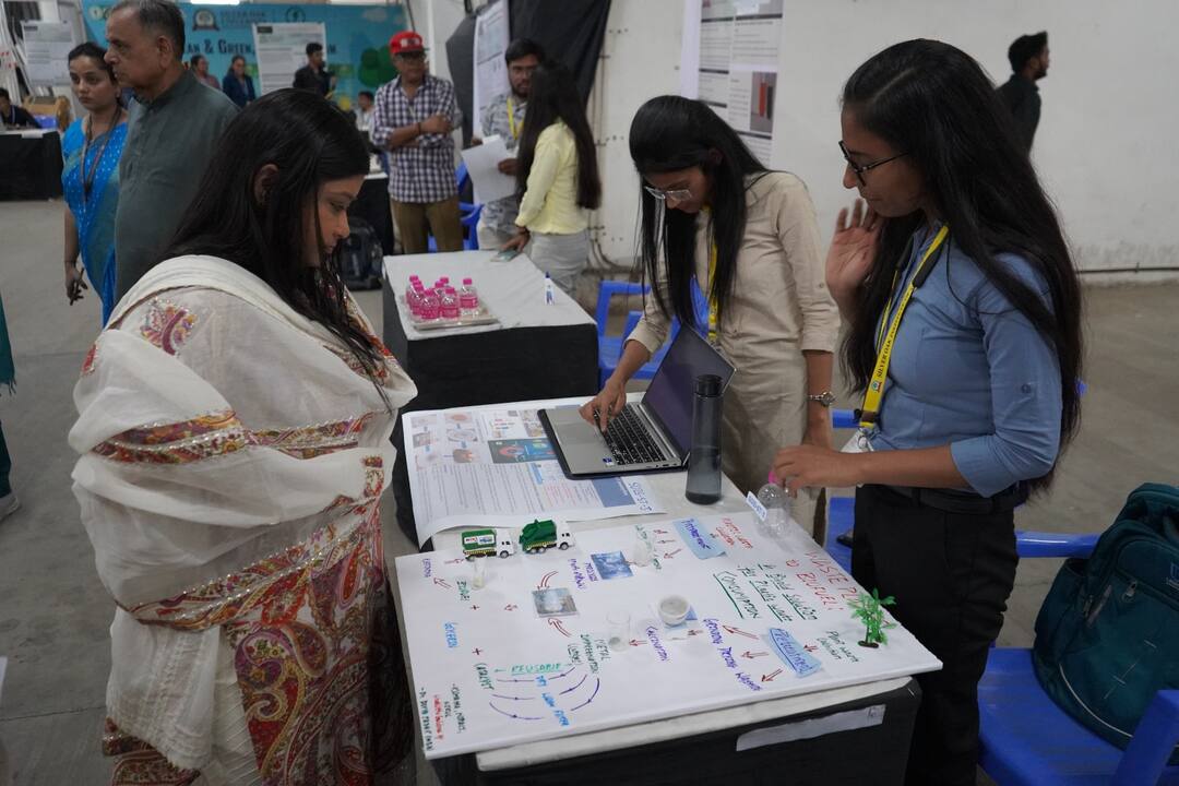 Programs organized to promote research of students at Silver Oak University Ahmedabad Ahmedabad: વિદ્યાર્થીઓએ કોલેજમાં તૈયાર કરેલા પ્રોજેક્ટને માર્કેટ સુધી પહોંચાડવા અમદાવાદમાં હાથ ધરવામાં આવ્યો નવતર પ્રયોગ