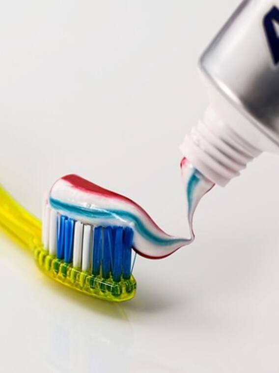 ब्रश करने से पहले गीला करना सही या नहीं