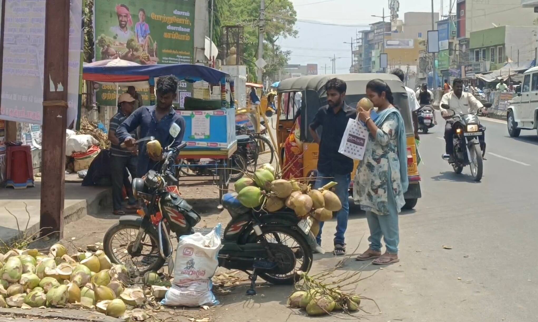 ஒரு பக்கம் வெயிலின் தாக்கம் அதிகரிப்பு; மறு பக்கம் நுங்கு, இளநீர் விற்பனையும் அதிகரிப்பு