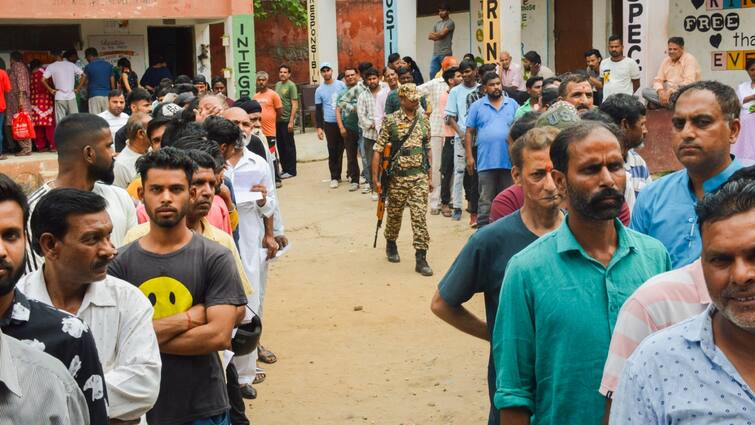 Jammu Kashmir Lok Sabha Elections 2024 Second Phase 72 percent voting at 2,416 polling stations जम्मू संसदीय क्षेत्र में 72 फीसदी हुआ मतदान, 2416 मतदान केंद्रों पर 71.91% मतदाताओं ने डाला वोट