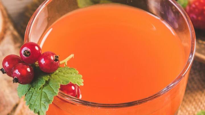 গ্রীষ্মে ডাবের জল, তরমুজ, শসা, লেবু জল খেতে পারেন। সকালে খালি পেটে টোম্যাটো খাওয়া এড়িয়ে চলা উচিত। সকালে ঘুম থেকে ওঠার সাথে সাথে লেবু বা মধু মিশিয়ে হালকা গরম জলে পান করা ভাল।