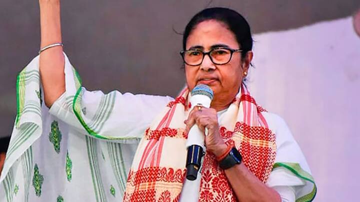 Watch Video West Bengal CM Mamata Injured After She Falls While Boarding Chopper Watch Video: మమతాకి మరోసారి తప్పిన ప్రమాదం,హెలికాప్టర్‌ ఎక్కుతూ కాలు జారి పడిపోయిన దీదీ