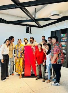 ‘द ग्रेट इंडियन कपिल शो’ ग्लोबली कर रहा ट्रेंड,  'किंग ऑफ कॉमेडी' ने शो की सक्सेस पर टीम के साथ मनाया जश्न, देखें तस्वीरें