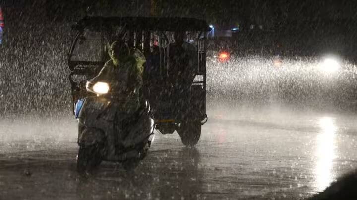 સ્કાયમેટ વેધર રિપોર્ટ અનુસાર, આગામી 24 કલાકમાં લદ્દાખ, જમ્મુ અને કાશ્મીર, અરુણાચલ પ્રદેશ અને હિમાચલ પ્રદેશમાં વીજળી અને કરા સાથે હળવાથી મધ્યમ વરસાદ અને હિમવર્ષાની સંભાવના છે. આ સમયગાળા દરમિયાન ઉત્તરાખંડમાં છૂટાછવાયા વરસાદ અને હિમવર્ષાની પણ શક્યતા છે.