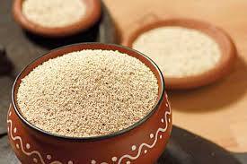 ਖਸਖਸ ਦਾ ਹਲਵਾ :  ਇਸ ਤੋਂ ਇਲਾਵਾ ਤੁਸੀਂ ਖਸਖਸ ਦਾ ਹਲਵਾ ਜਾਂ ਖੀਰ ਬਣਾ ਸਕਦੇ ਹੋ। ਤੁਸੀਂ ਖਸਖਸ ਨੂੰ ਰੋਟੀ ਜਾਂ ਪਰਾਠੇ 'ਚ ਮਿਲਾ ਕੇ ਵੀ ਖਾ ਸਕਦੇ ਹੋ। ਇਸ ਤੋਂ ਇਲਾਵਾ ਤੁਸੀਂ ਸਲਾਦ 'ਚ ਖਸਖਸ ਵੀ ਮਿਲਾ ਕੇ ਰੋਜ਼ਾਨਾ ਖਾ ਸਕਦੇ ਹੋ। ਖਸਖਸ ਨੂੰ ਸੀਮਤ ਮਾਤਰਾ ਵਿਚ ਖਾਣਾ ਬਿਹਤਰ ਹੋਵੇਗਾ, ਕਿਉਂਕਿ ਇਸ ਦਾ ਜ਼ਿਆਦਾ ਸੇਵਨ ਨੁਕਸਾਨਦਾਇਕ ਹੋ ਸਕਦਾ ਹੈ। ਕੁਝ ਲੋਕਾਂ ਨੂੰ ਪਹਿਲਾਂ ਹੀ ਸਿਹਤ ਸੰਬੰਧੀ ਸਮੱਸਿਆਵਾਂ ਹੁੰਦੀਆਂ ਹਨ, ਜੇਕਰ ਅਜਿਹਾ ਹੈ ਤਾਂ ਖਸਖਸ ਖਾਣ ਤੋਂ ਪਹਿਲਾਂ ਡਾਕਟਰ ਦੀ ਸਲਾਹ ਜ਼ਰੂਰ ਲਓ।