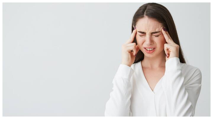 सिरदर्द से राहत पाने के उपाय पर्याप्त पानी पिएं: दिन भर में कम से कम 8-10 ग्लास पानी पीना चाहिए. इससे डिहाइड्रेशन से बचाव होगा और सिरदर्द की संभावना कम होगी.