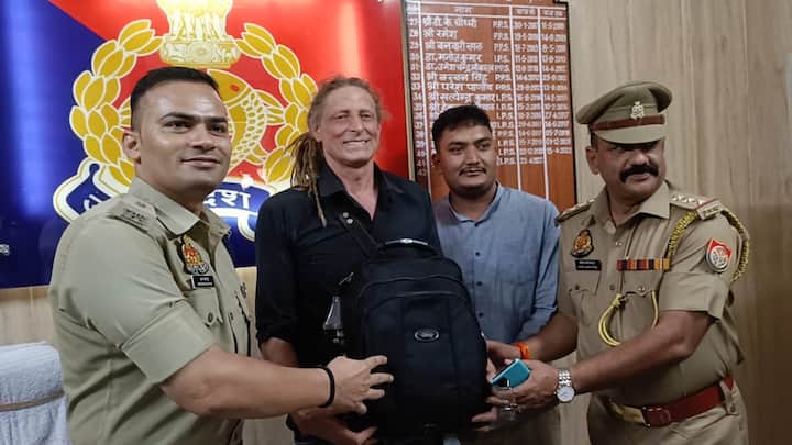 Gorakhpur a London youth bag left in auto UP Police Returned after CCTV Searching ANN UP News: लंदन के युवक का ऑटो में छूट गया था लैपटॉप और कैश से भरा बैग, फिर यूपी पुलिस ने किया कमाल