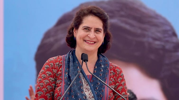 Lok Sabha Elections 2024 Priyanka Gandhi Calls PM Modi Mehengai Man BJP  Russia-Ukraine War Dharampur