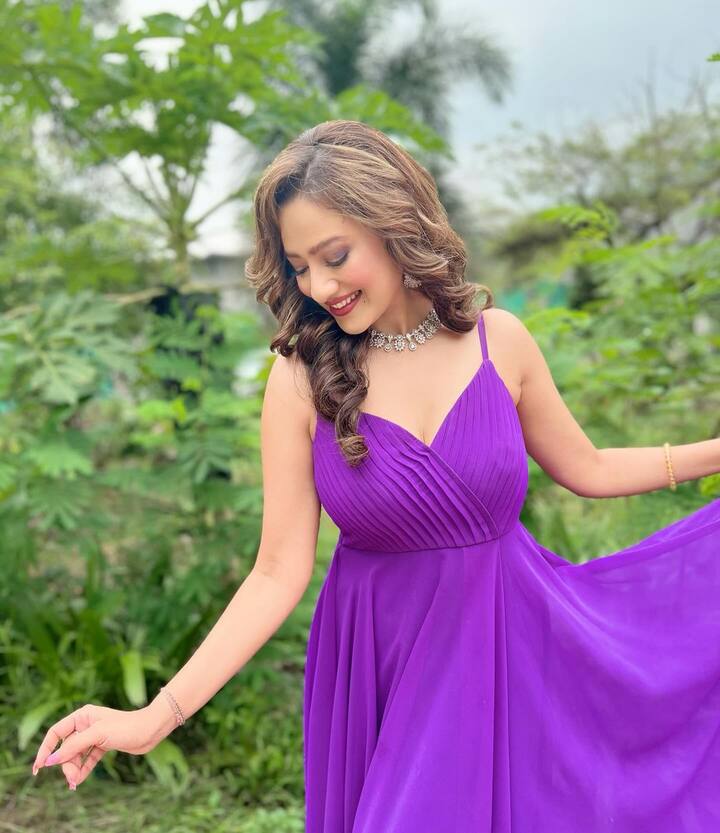 મદાલસા શર્મા વેસ્ટર્ન કપડાં પહેરે કે સાડી પહેરે, તે ગ્લેમરસ લુકથી લાઈમલાઈટમાં રહે છે.