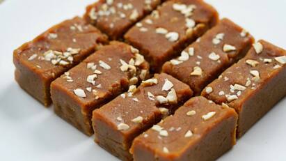 Tasty and soft banana barfi procedure Banana Barfi : மிருதுவான வாழைப்பழ பர்ஃபி.. இப்படி செய்து அசத்துங்க!