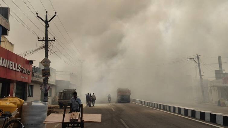 Tirupathur news fire broke out in a municipal-owned garbage dump - TNN குப்பை கிடங்கில் தீ வைத்த மர்ம நபர்; புகைமண்டலமாக காட்சியளித்த திருப்பத்தூர்